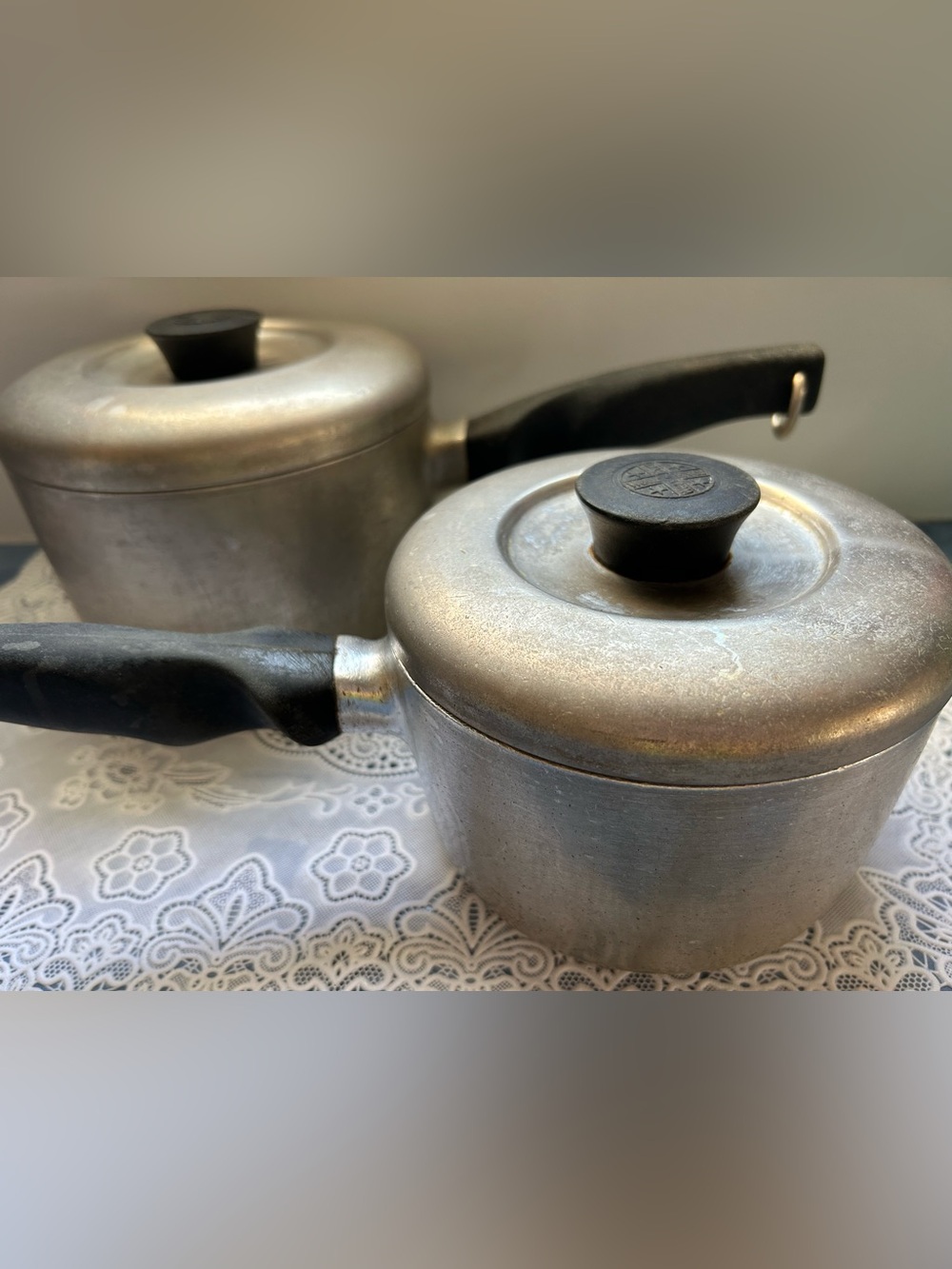 S/2 Vintage Wear-ever aluminum pots with lids ( No. 984 & No. 982)